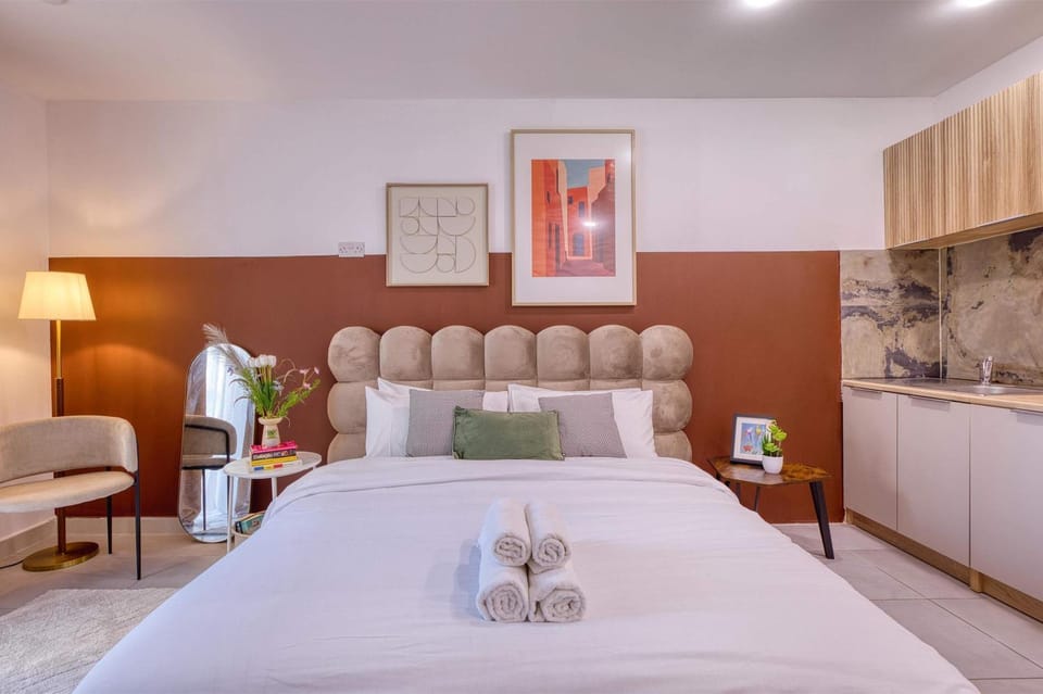 Bed, Kitchen or kitchenette, Photo of the whole room, Seating area, towels