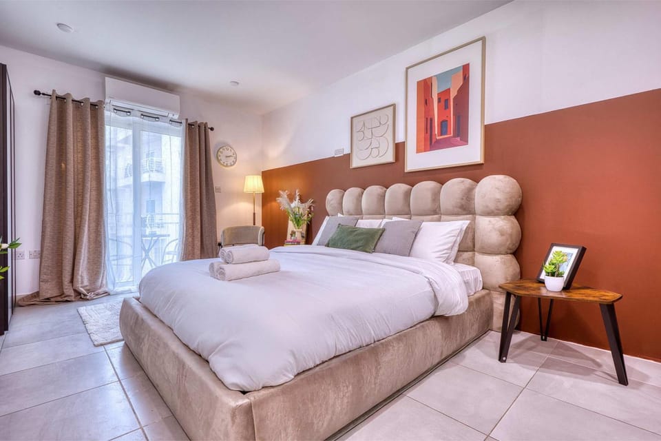 Bed, Living room, Photo of the whole room, Seating area, Bedroom, towels