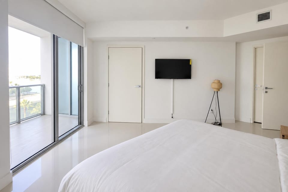 Bed, TV and multimedia, Balcony/Terrace, Photo of the whole room, Bedroom