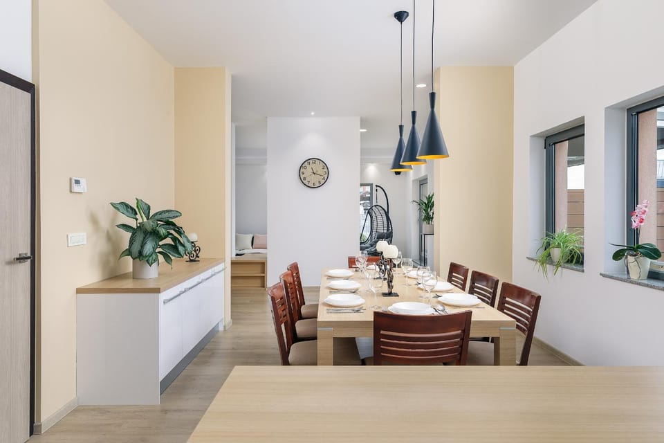 Kitchen or kitchenette, Seating area, Dining area