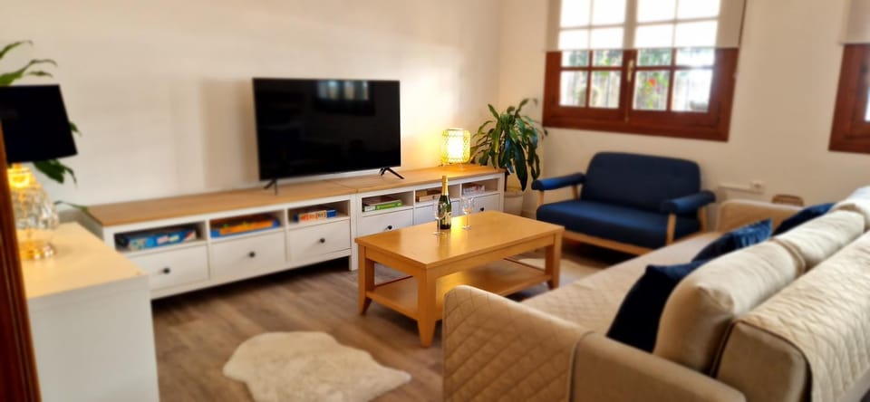 TV and multimedia, Living room, Seating area, Evening entertainment