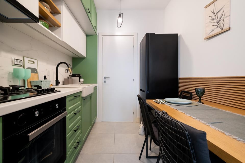 Coffee/tea facilities, Kitchen or kitchenette, Dining area, oven, stove, toaster