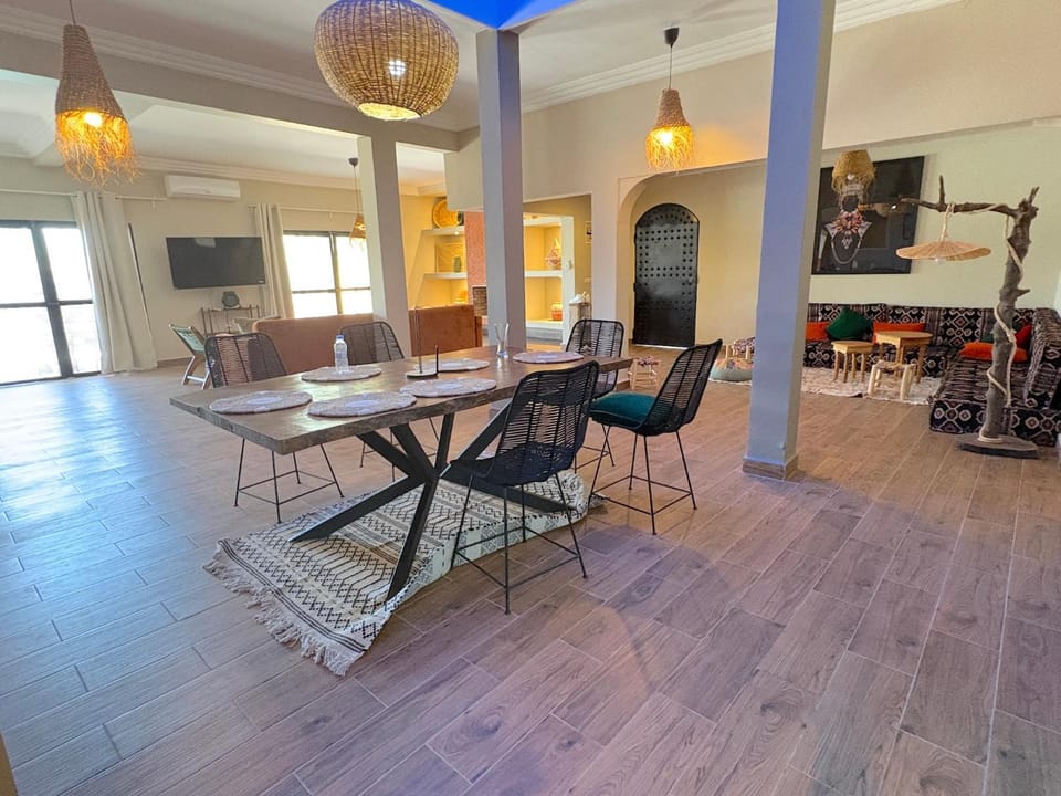 Communal lounge/ TV room, TV and multimedia, Living room, Seating area, Dining area, Evening entertainment