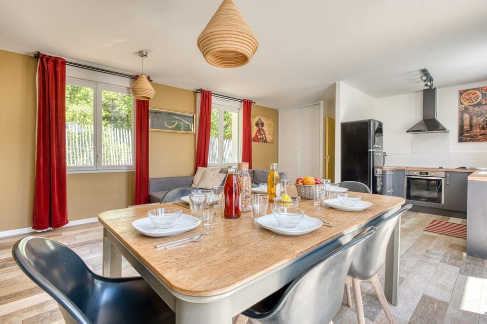 Kitchen or kitchenette, Living room, Seating area, Food, oven, pet friendly, stove
