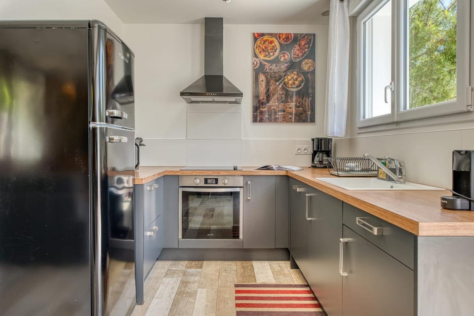 Kitchen or kitchenette, dishwasher, oven, pet friendly, stove