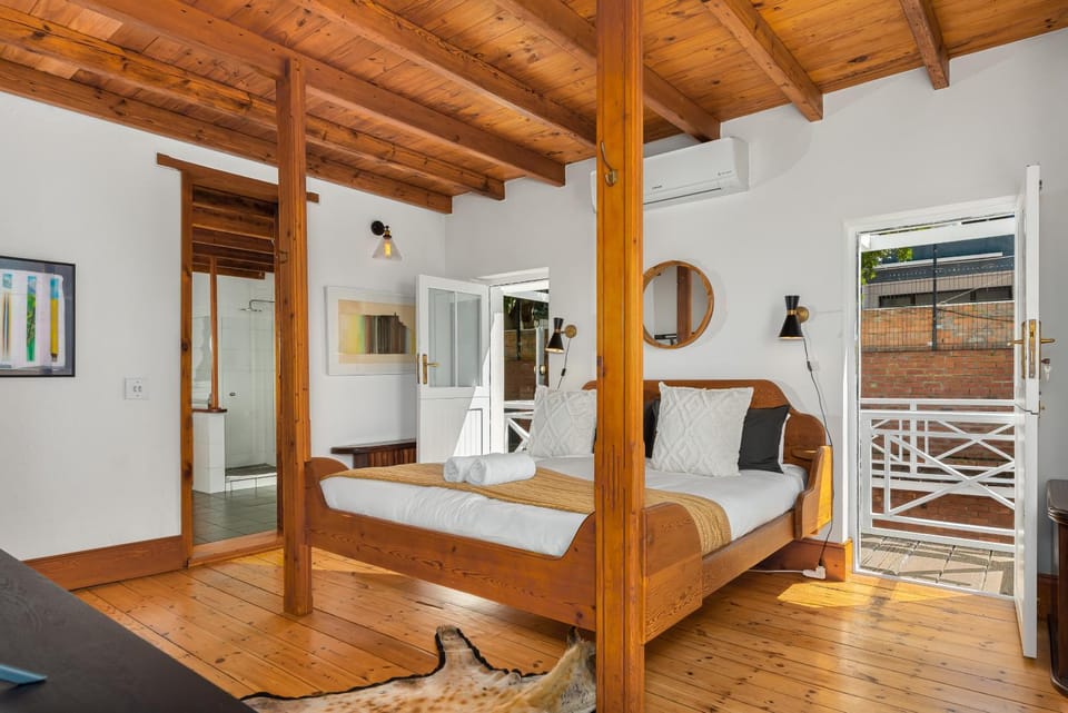 Bathroom, TV and multimedia, Bedroom, Bath, hair dryier, air conditioner