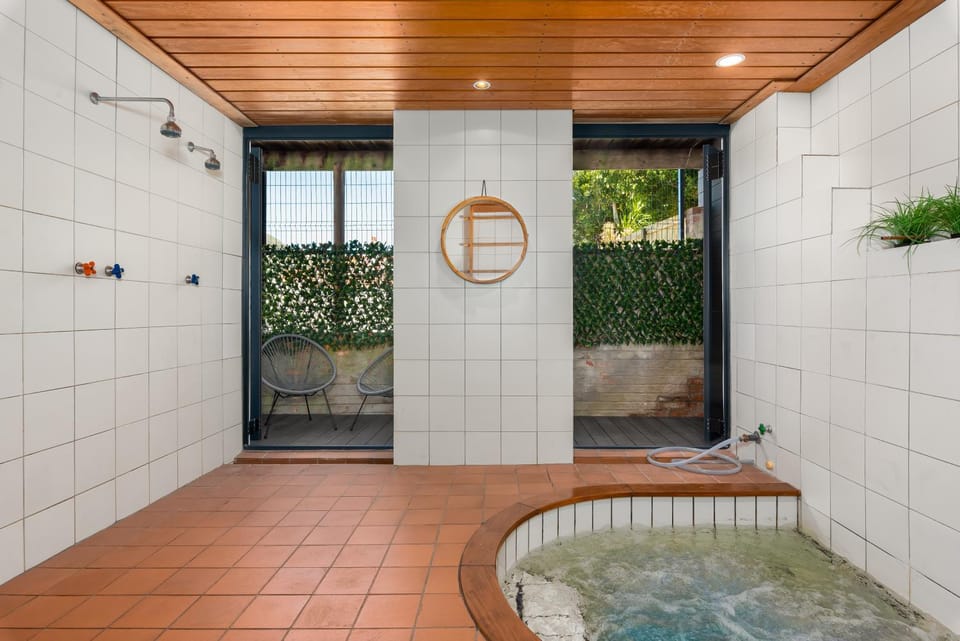 Shower, Sauna, Spa and wellness centre/facilities
