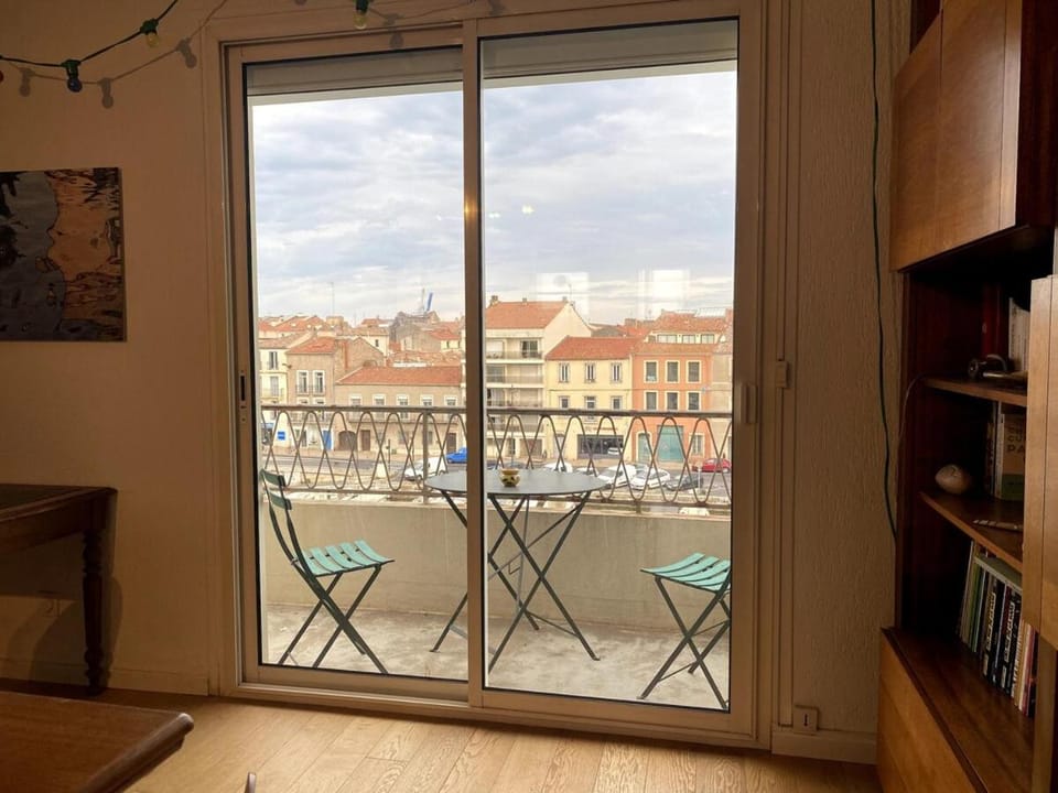 Superb view, close to city center and train station Apartment in Occitanie