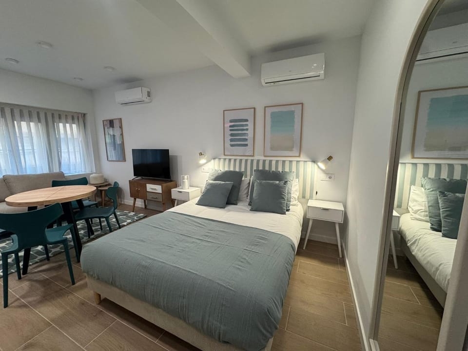 Photo of the whole room, air conditioner