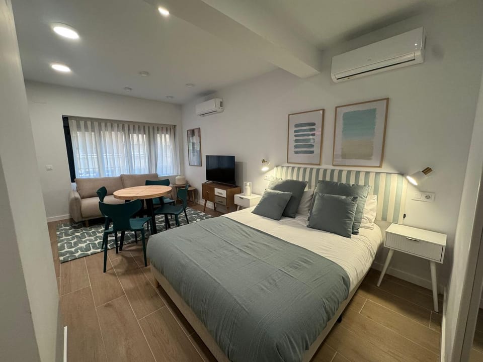 Bed, Living room, Photo of the whole room, air conditioner