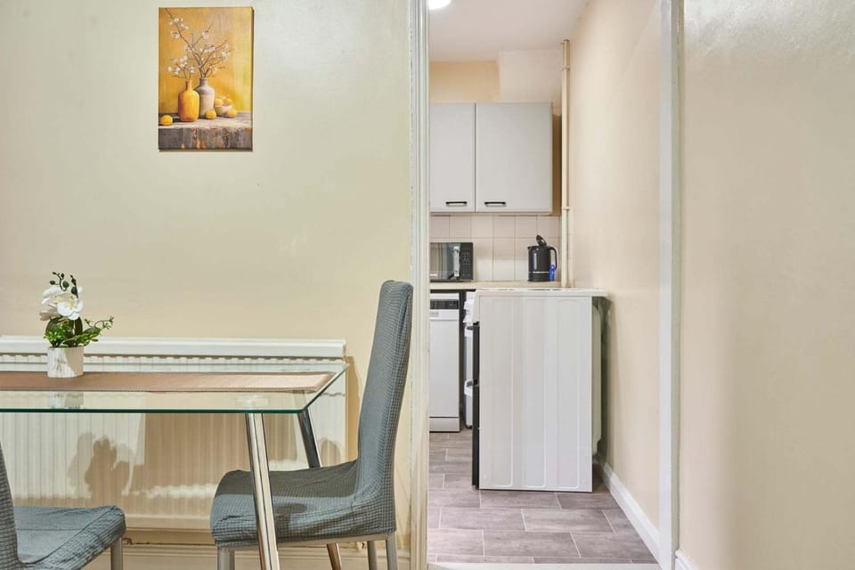 Kitchen or kitchenette, Dining area, oven, pet friendly