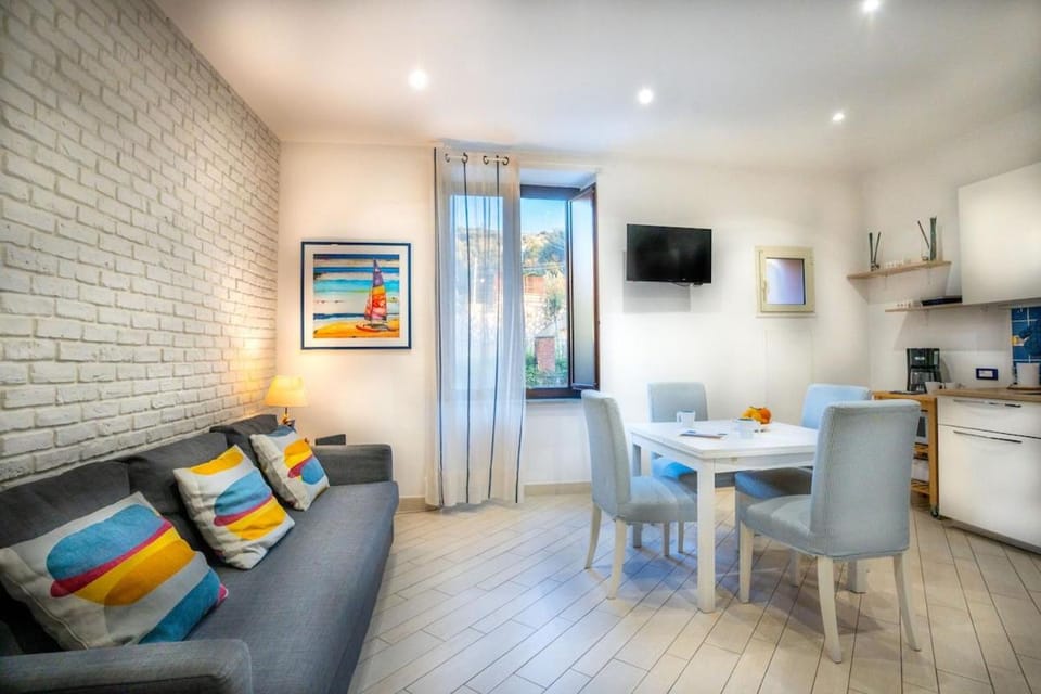 Kitchen or kitchenette, Living room, Dining area, Lunch, internet, kitchen