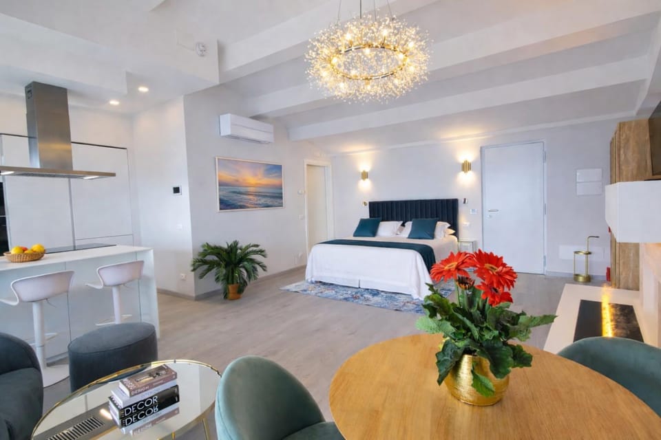 Bed, TV and multimedia, Living room, Photo of the whole room
