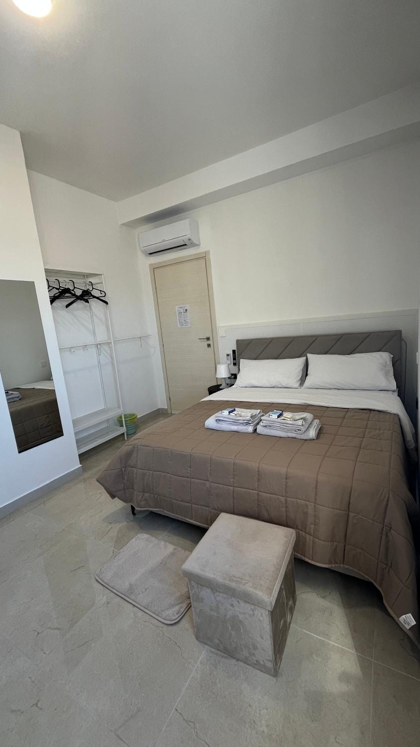 Bed, Photo of the whole room, Bedroom, towels