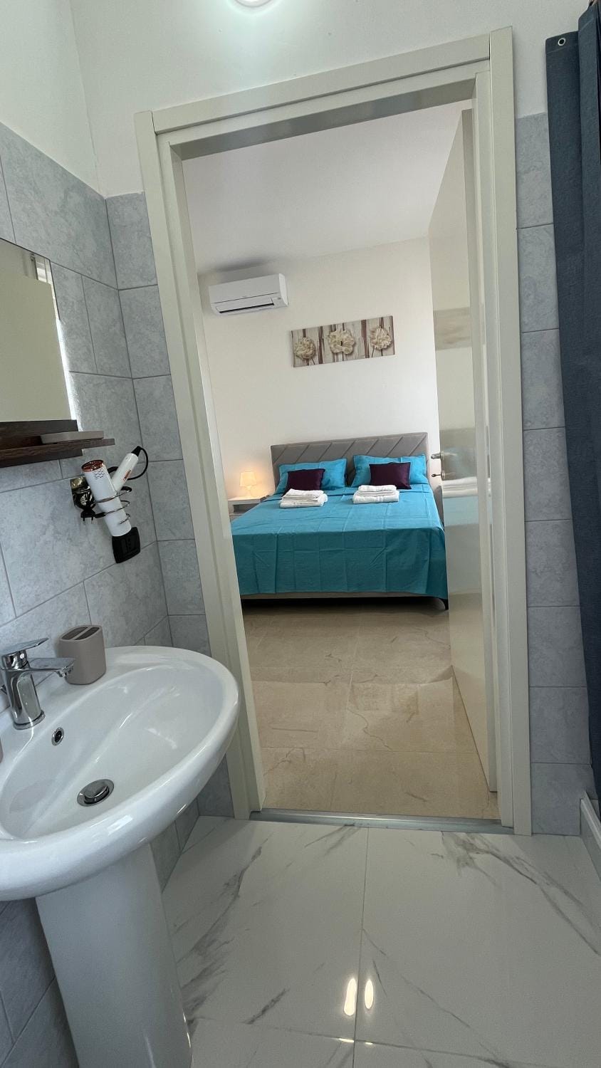 Toilet, Bed, Bathroom, Photo of the whole room, Bedroom, Supermarket/grocery shop, Parking, furniture, hair dresser, heating, heating, towels, laundry, air conditioner