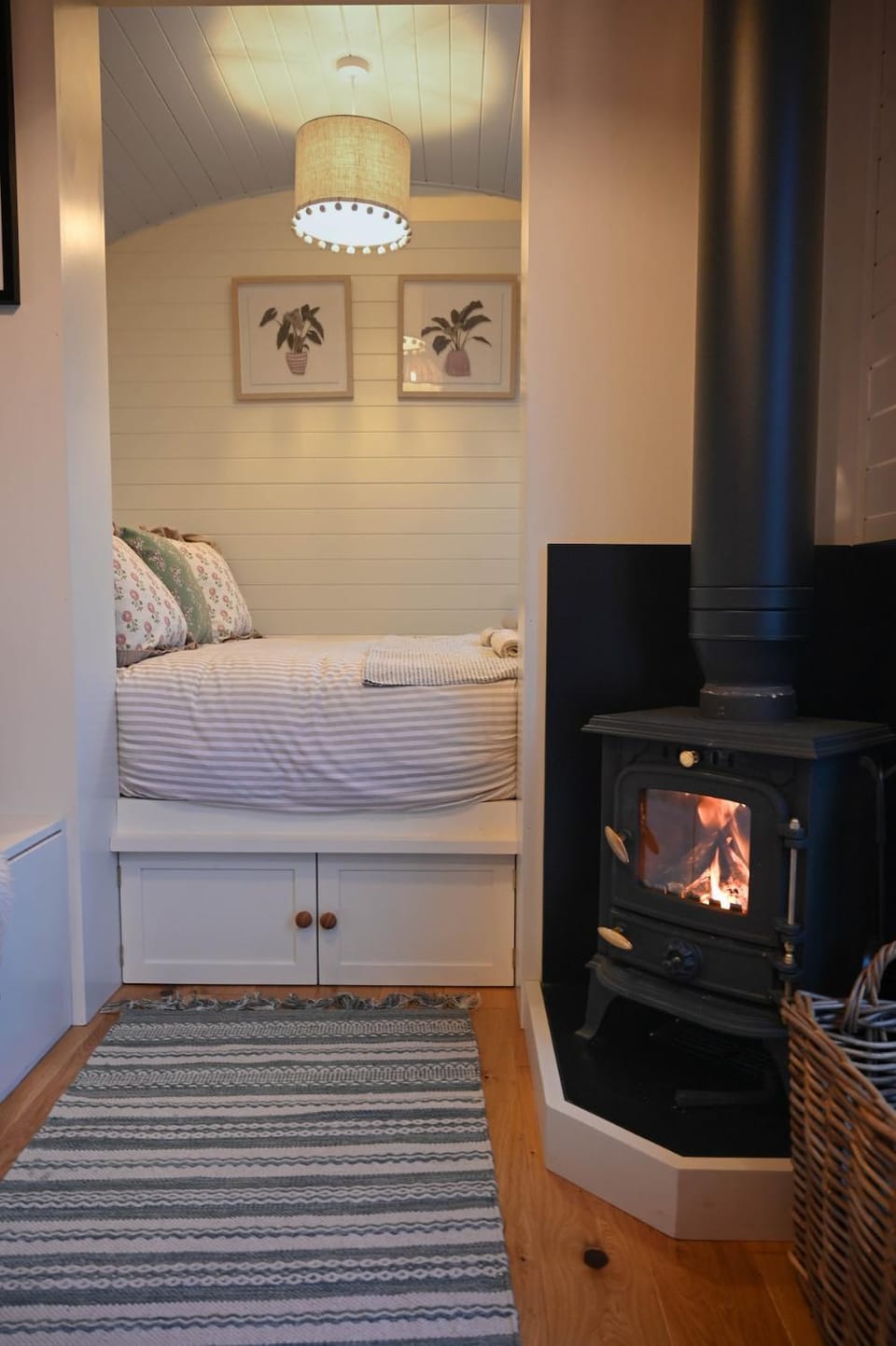 Bedroom, fireplace