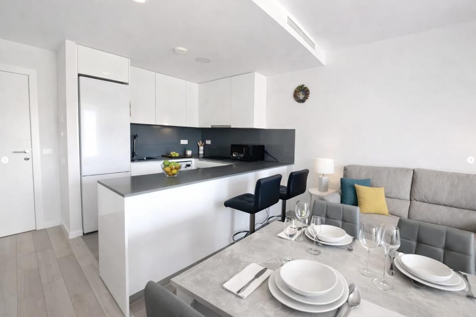 TV and multimedia, Kitchen or kitchenette, Living room, Seating area, Dining area, Food
