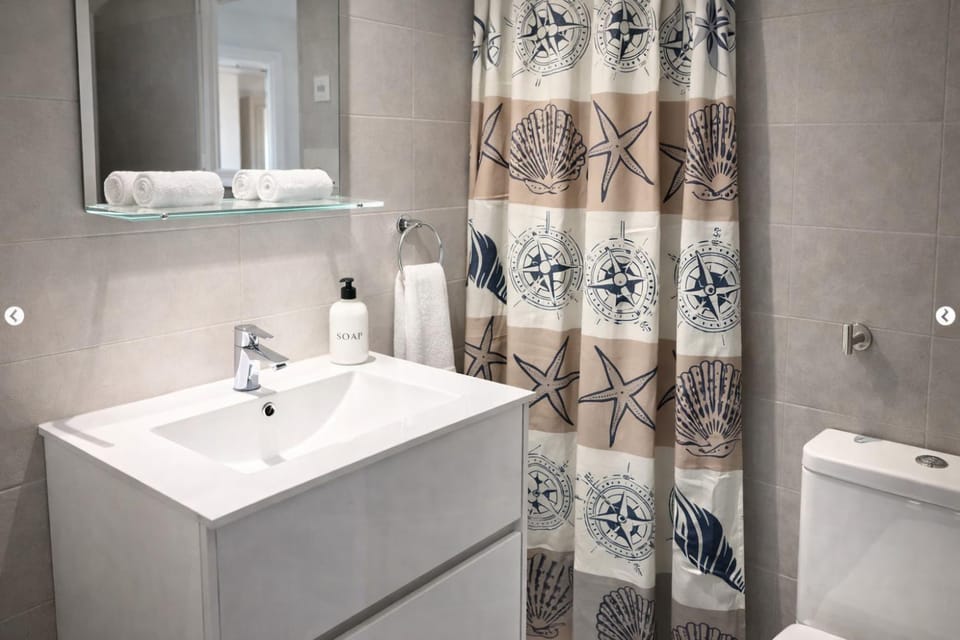 Bathroom, towels