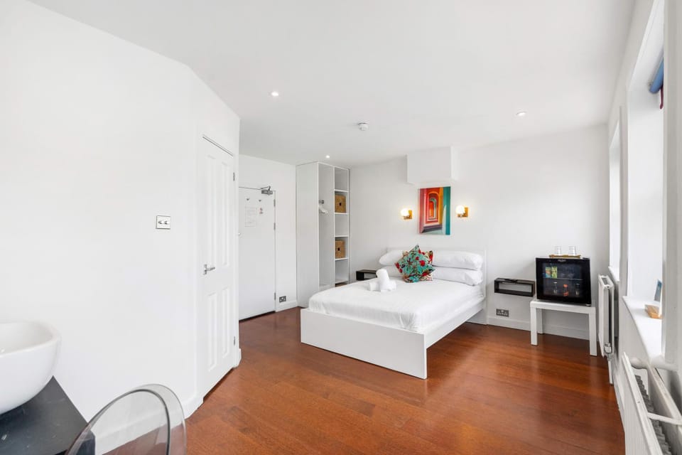 Bed, TV and multimedia, Bedroom