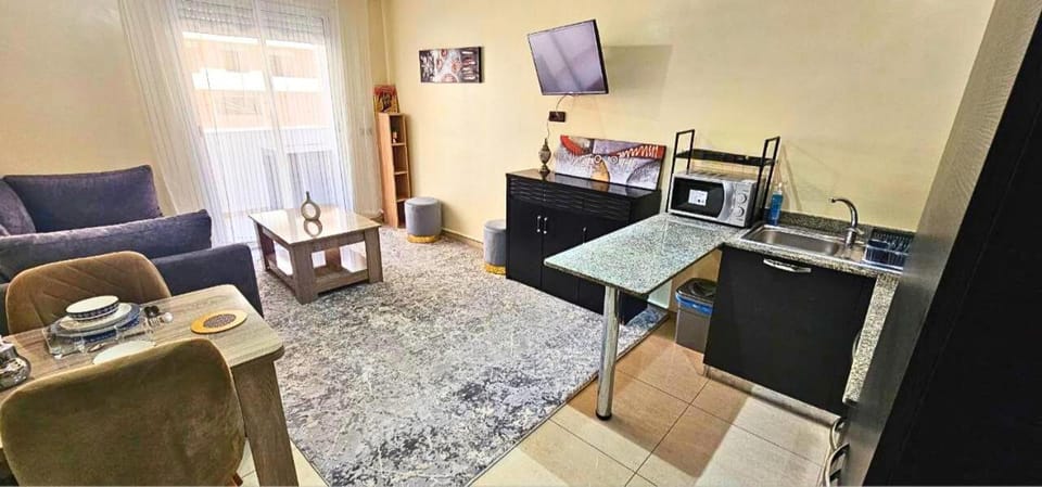 TV and multimedia, Kitchen or kitchenette, Living room, Seating area, Dining area, microwave