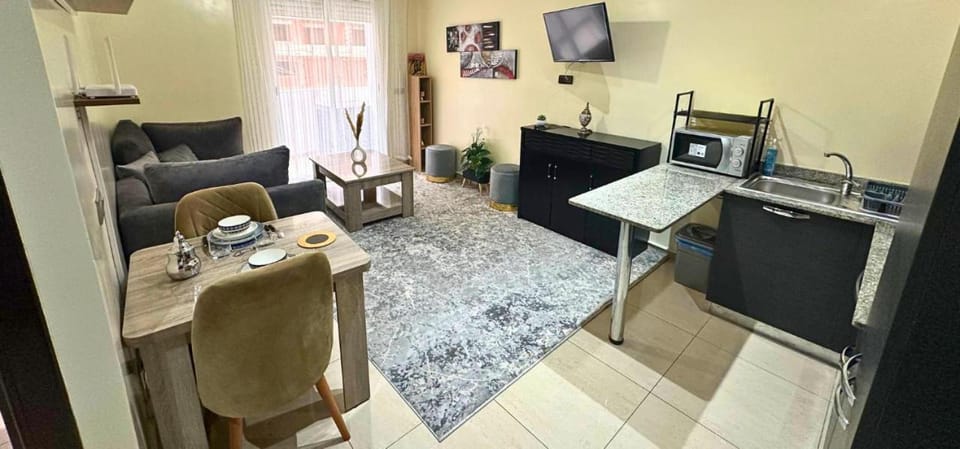TV and multimedia, Kitchen or kitchenette, Living room, Seating area, Dining area, microwave