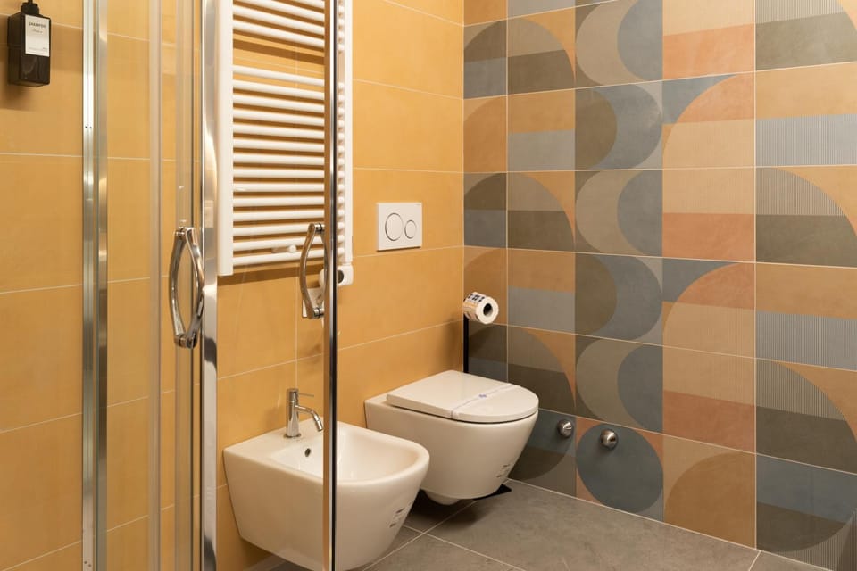 Toilet, bidet