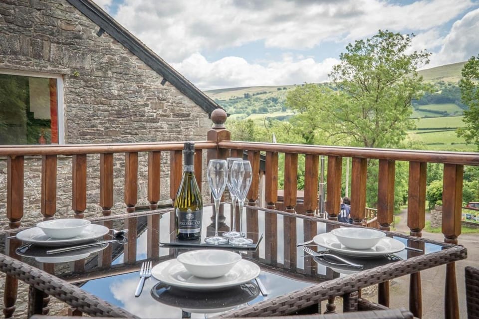 Dog-Friendly 4-Person Cottage with Hot Tub - Cantref, Brecon House in Llanfrynach