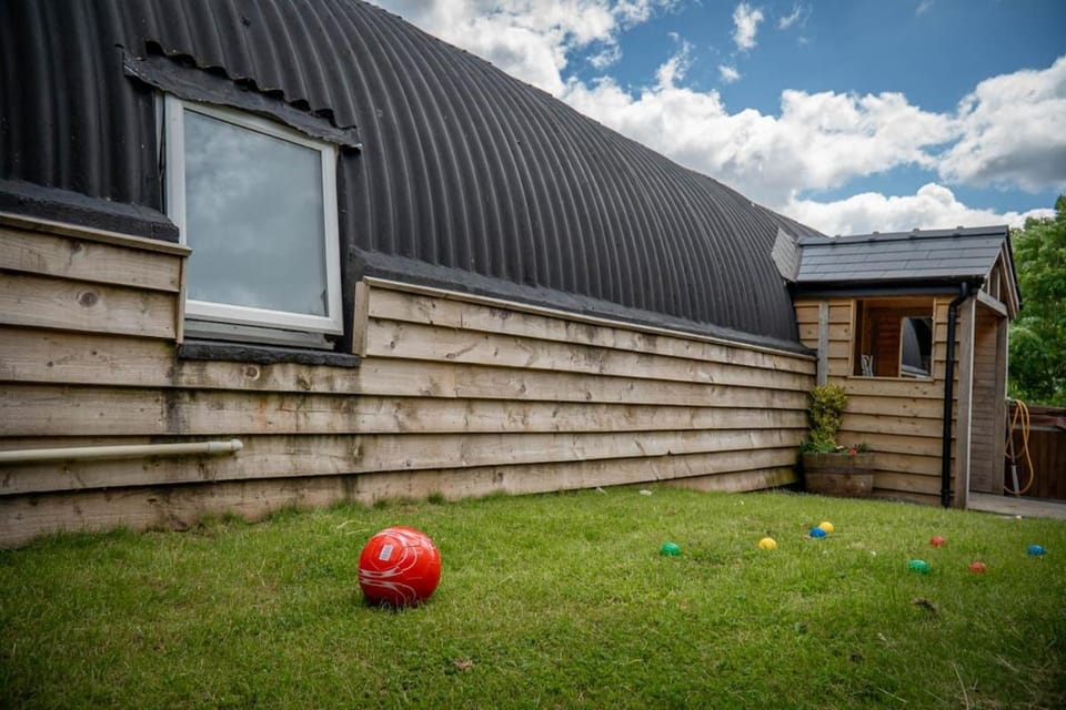 Dog-Friendly 4-Person Cottage with Hot Tub - Cantref, Brecon House in Llanfrynach