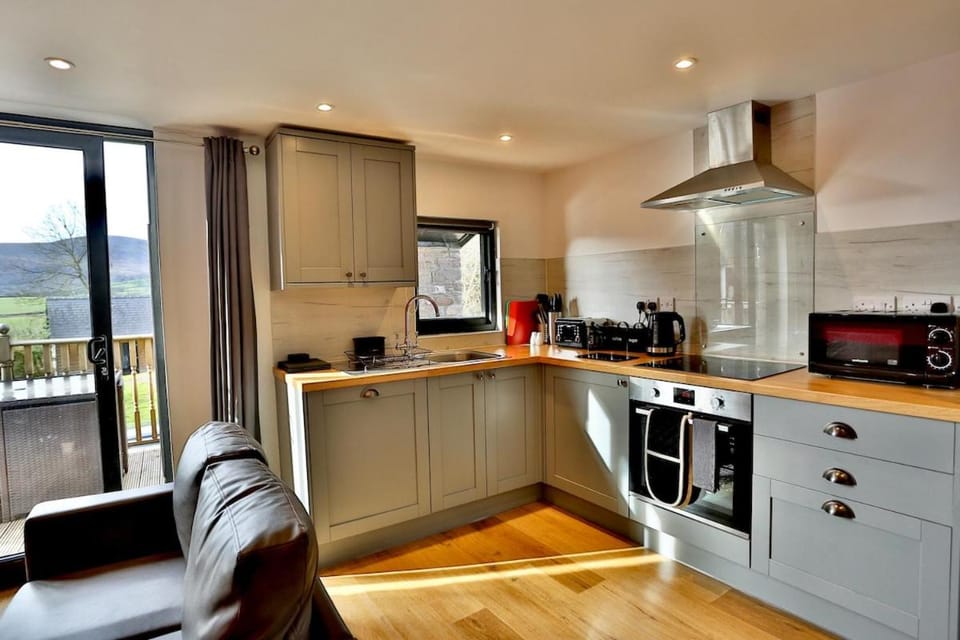 Dog-Friendly 4-Person Cottage with Hot Tub - Cantref, Brecon House in Llanfrynach