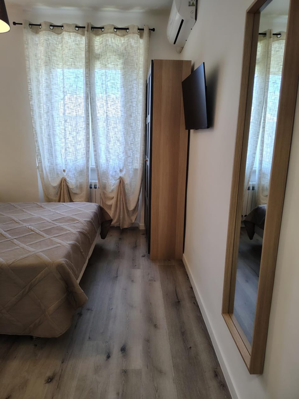 Bed, TV and multimedia, Photo of the whole room, Bedroom, wardrobe, air conditioner