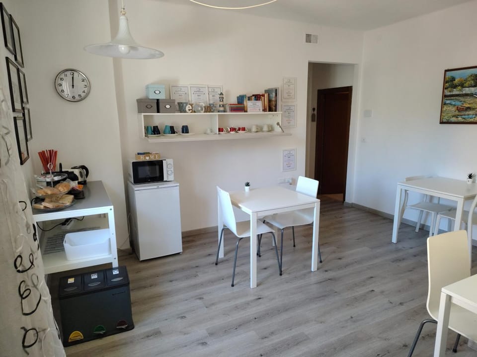 Dining area, minibar, oven