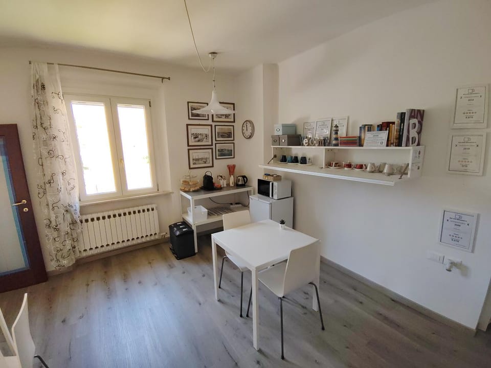 Coffee/tea facilities, Living room, Seating area, Dining area, internet