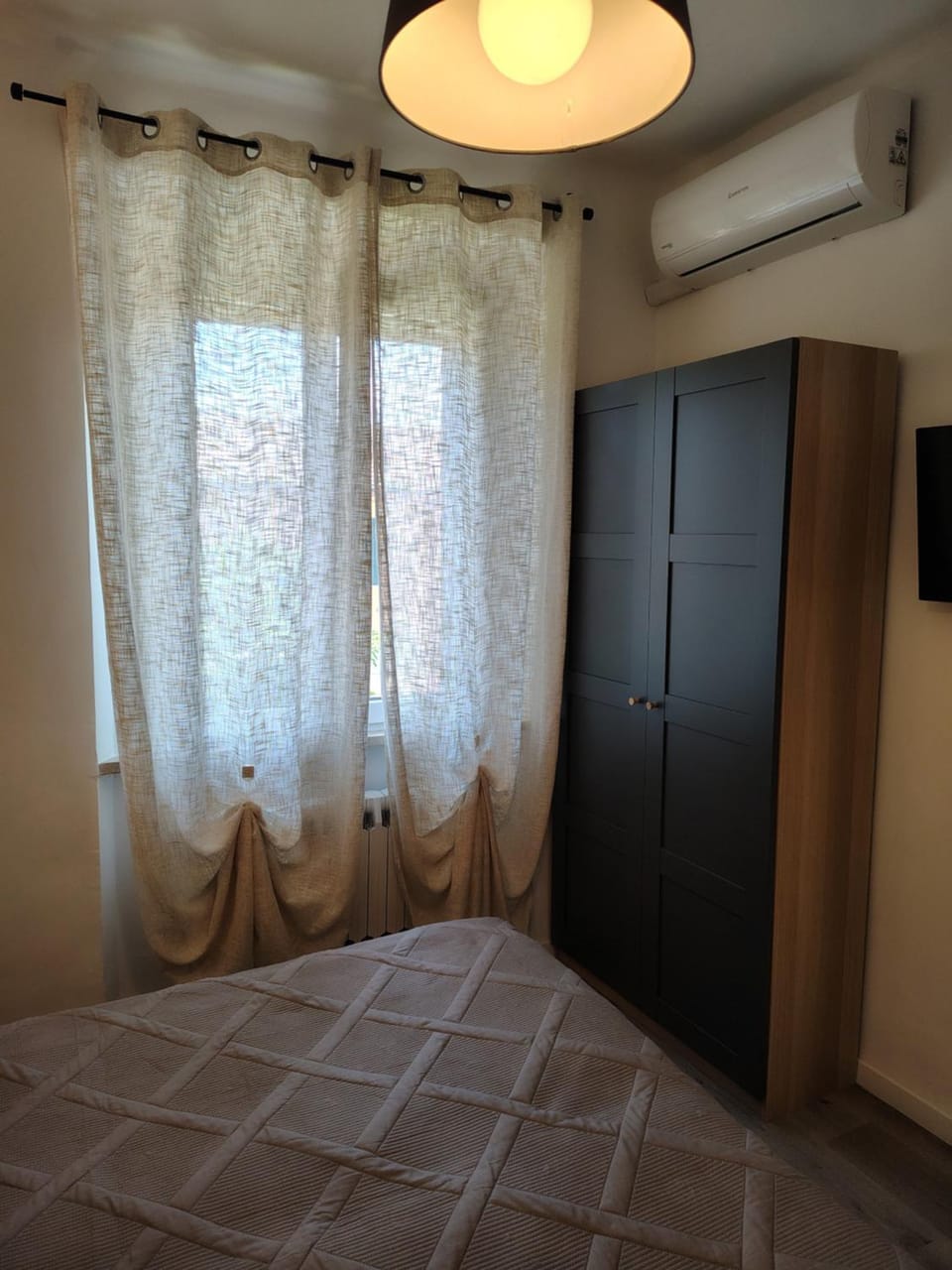 Bed, Photo of the whole room, Bedroom, wardrobe, air conditioner