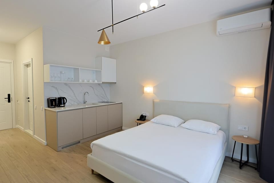 Bed, Photo of the whole room, Bedroom, oven, stove