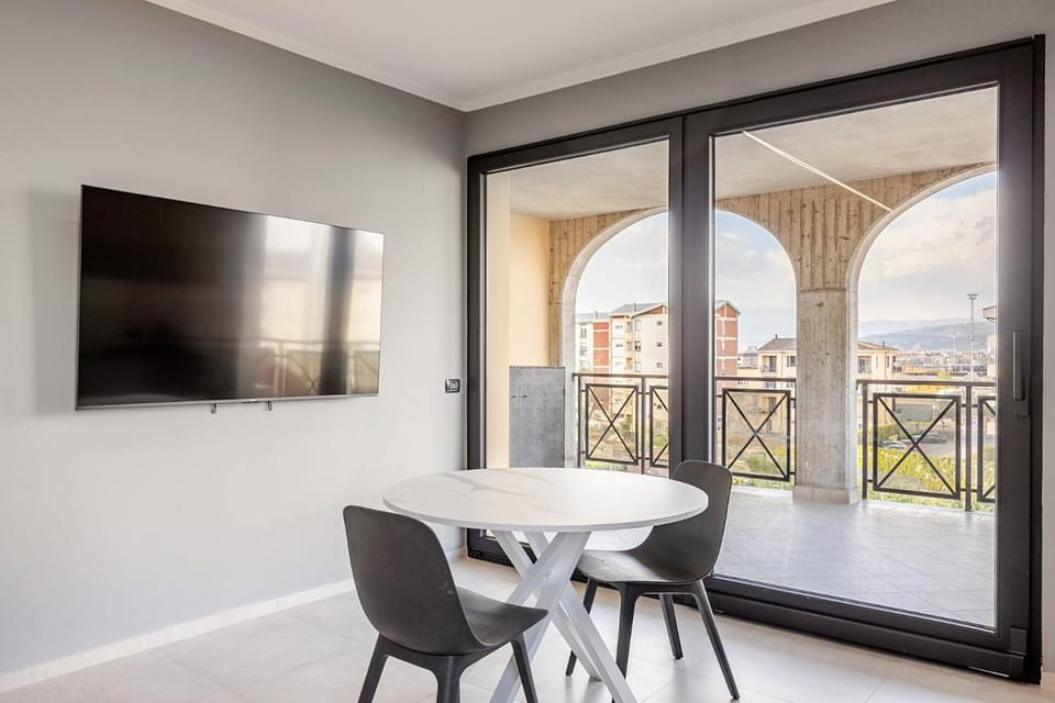 Patio, Communal lounge/ TV room, TV and multimedia, View (from property/room), Balcony/Terrace, Dining area