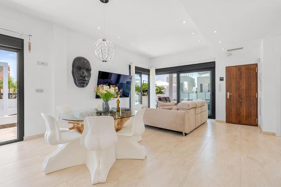 TV and multimedia, Living room, Seating area, Evening entertainment