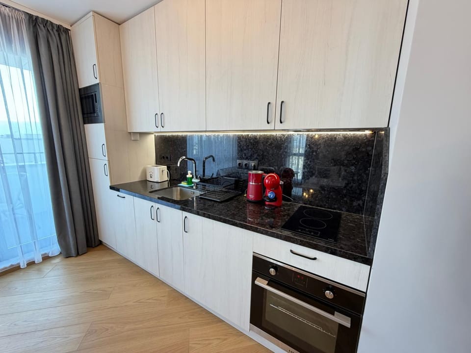 Coffee/tea facilities, microwave, oven, stove, toaster, kitchen