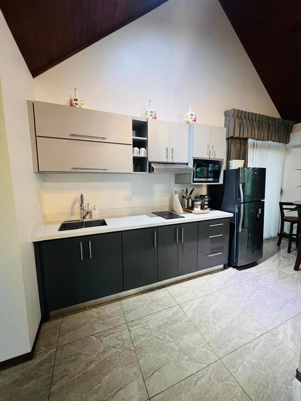 Coffee/tea facilities, Kitchen or kitchenette, microwave, stove, kitchen