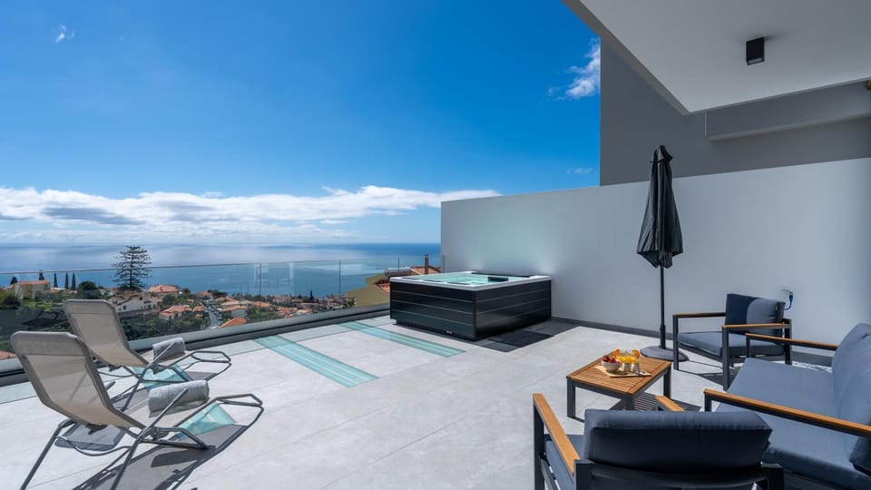 Daysy House by LovelyStay - Oceanview Jacuzzi House in Funchal