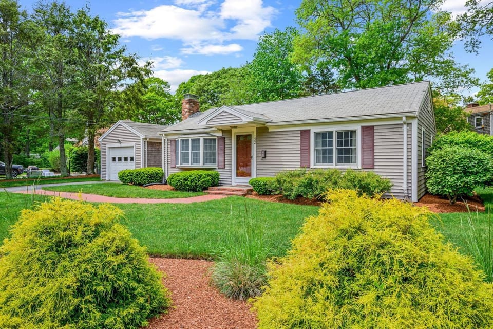 Cozy Cape Escape Near Beaches Dining House in Centerville