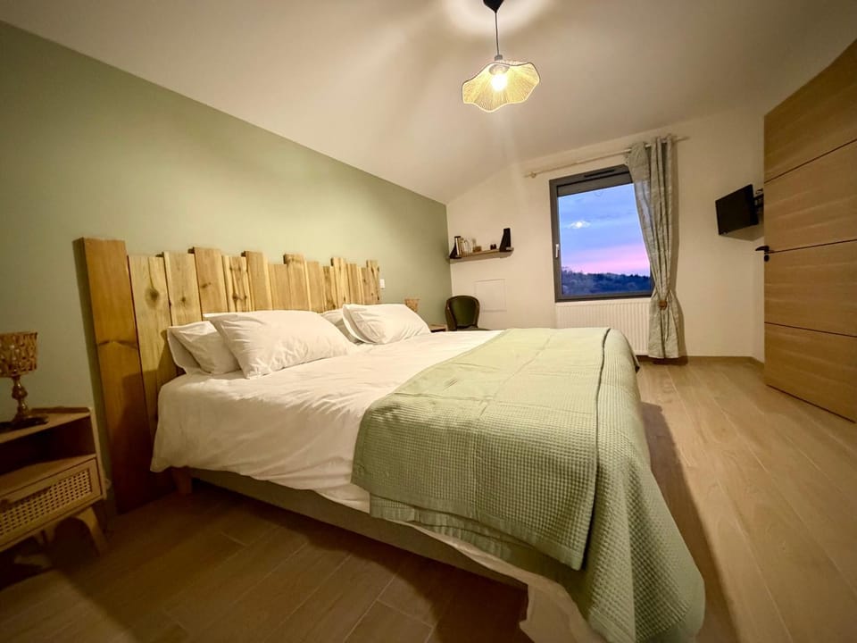 Bed, TV and multimedia, Photo of the whole room, Bedroom