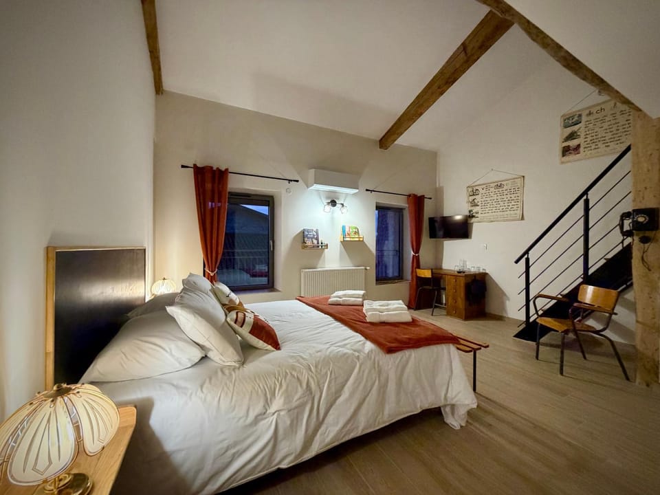 Bed, Photo of the whole room, Bedroom