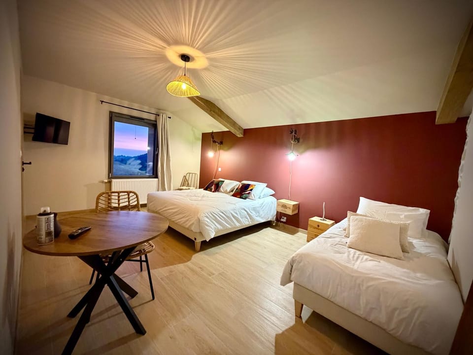 Bed, TV and multimedia, Photo of the whole room, Bedroom