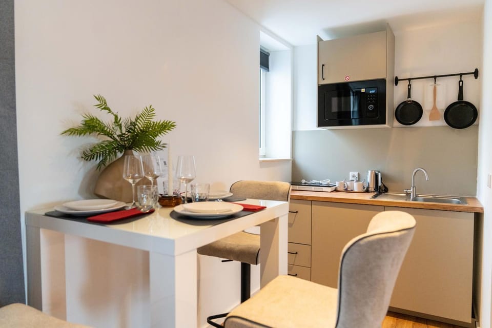 Kitchen or kitchenette, Dining area, stove