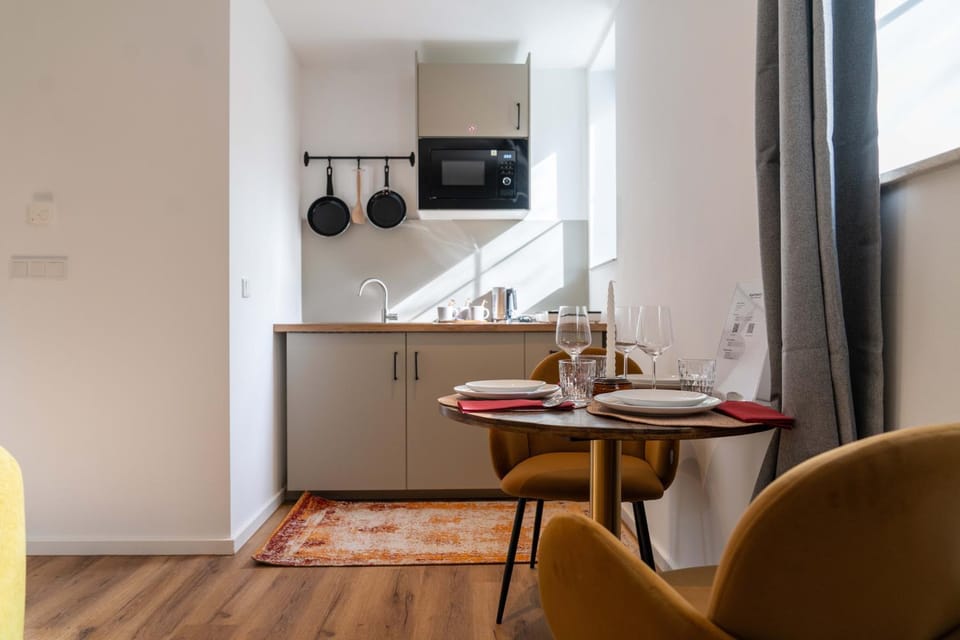 Kitchen or kitchenette, Dining area, stove