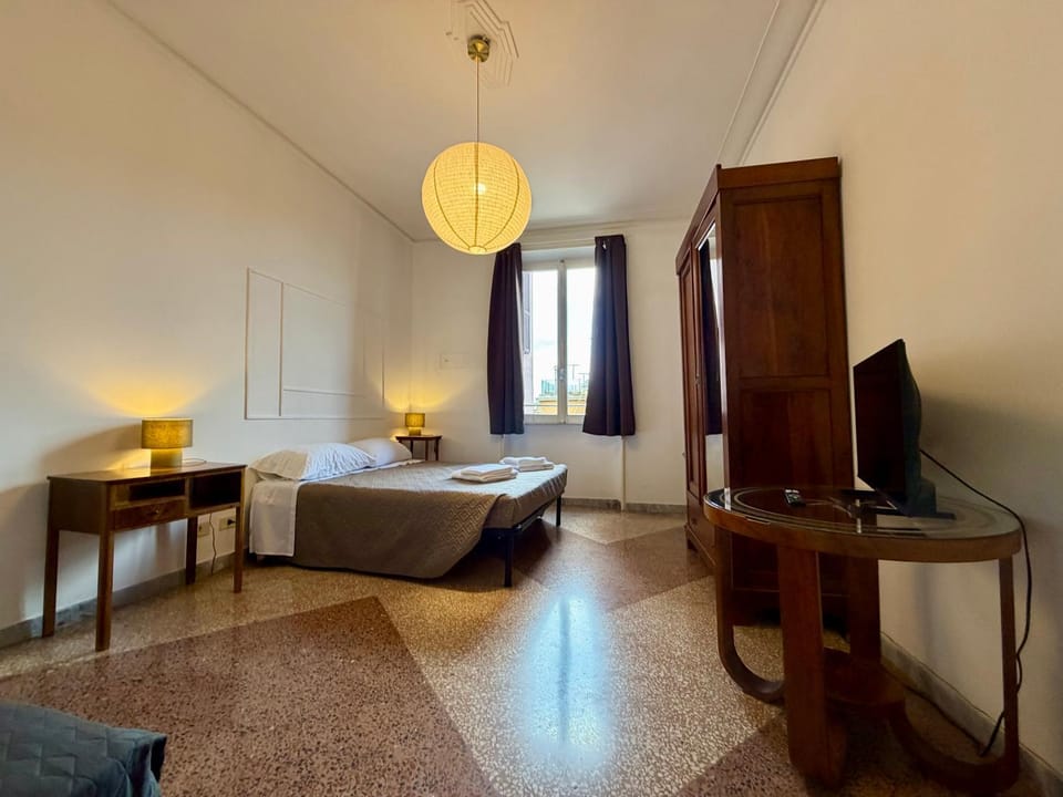 Bed, TV and multimedia, Photo of the whole room, Bedroom