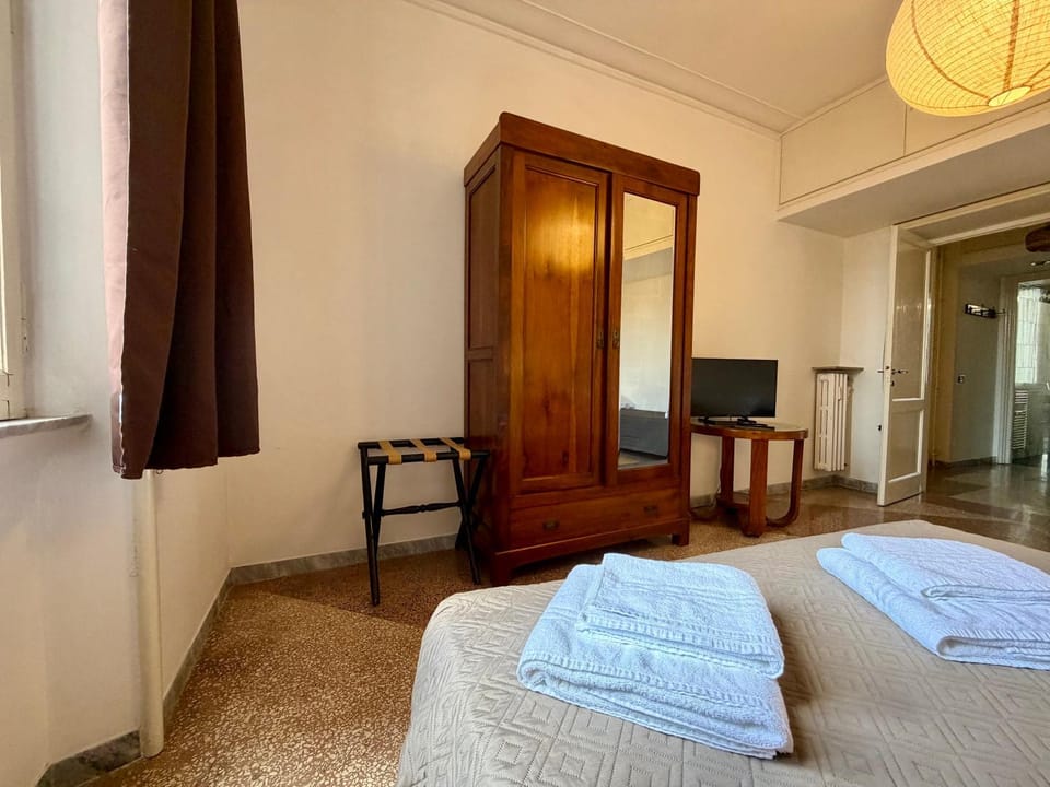 Bed, TV and multimedia, Photo of the whole room, Bedroom, towels, wardrobe