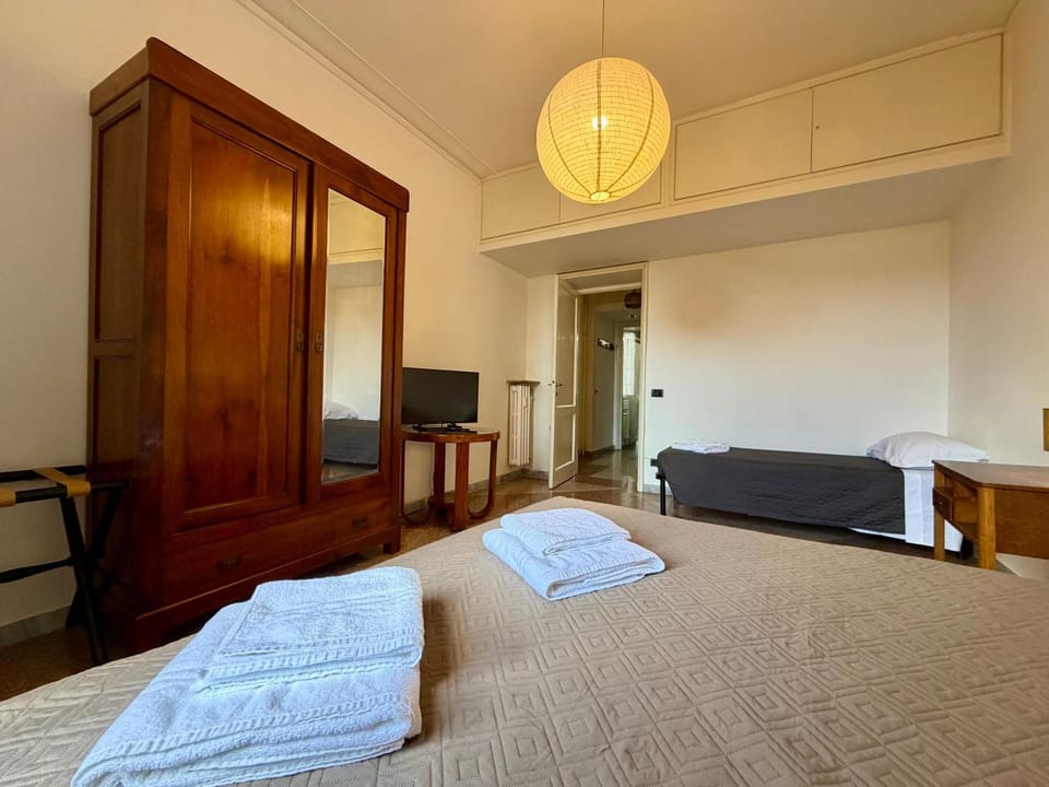 Bed, TV and multimedia, Living room, Photo of the whole room, Seating area, Evening entertainment, Bedroom, towels, wardrobe