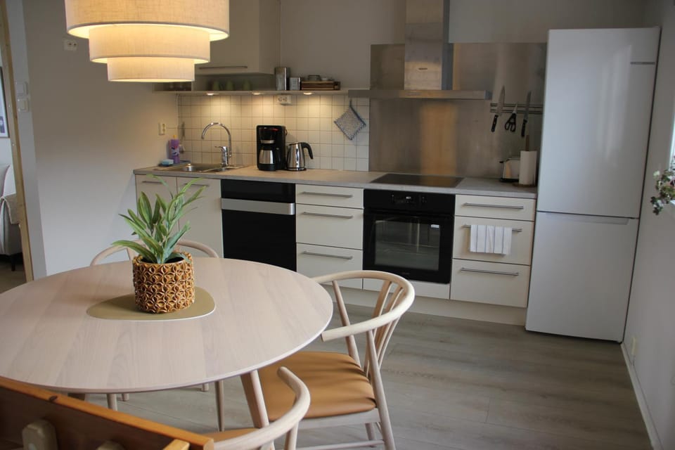 Coffee/tea facilities, Kitchen or kitchenette, Dining area, oven, stove