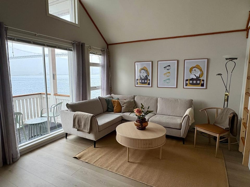 View (from property/room), Balcony/Terrace, Living room, Seating area